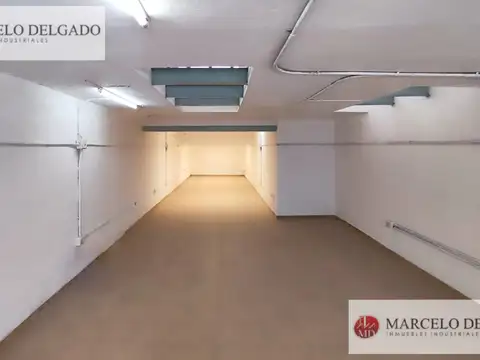 Depósito con entrepiso y doble ingreso – 100 m² – Villa Santa Rita