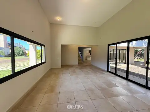 Casa en Alquiler con 2 cocheras