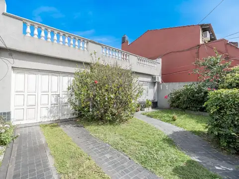 Casa 3 ambientes Tablada con garage y fondo