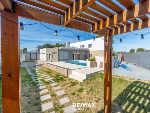 Casa 8 ambientes con 8 baños