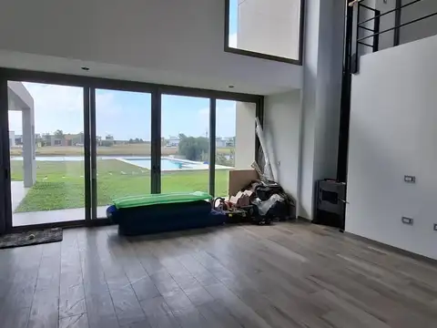 Casa en Alquiler en La Alameda, USD 1.800