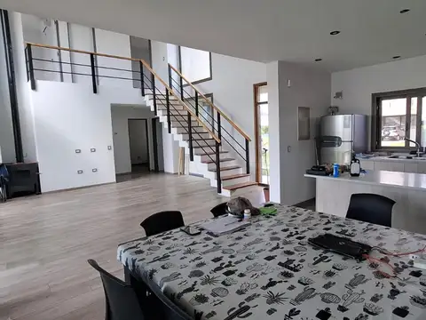 Casa 5 ambientes con 4 baños