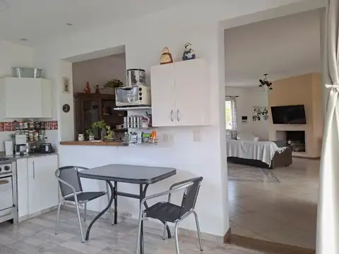 Casa 4 ambientes con 2 baños