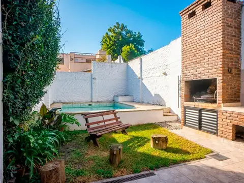 VENTA/PERMUTA - CASA DE 3 DORMITORIOS   COMODÍN CON PILETA Y COCHERA - BARRIO ARROYITO