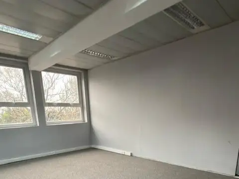 Depósito industrial con oficinas en alquiler