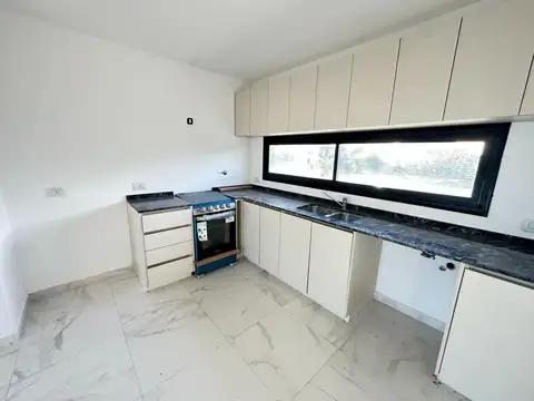 Casa en Alquiler con 2 cocheras