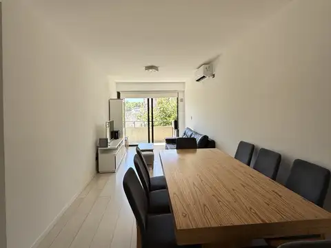 EXCEPCIONAL DEPARTAMENTO DE 4 AMBIENTES, 102M2 TOTALES, AL FRENTE, CON GRAN BALCON. COCHERA CUBIERTA. INMEJORABLE UBICACION!