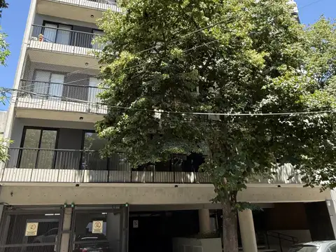 EXCEPCIONAL DEPARTAMENTO DE 4 AMBIENTES, 102M2 TOTALES, AL FRENTE, CON GRAN BALCON. COCHERA CUBIERTA. INMEJORABLE UBICACION!