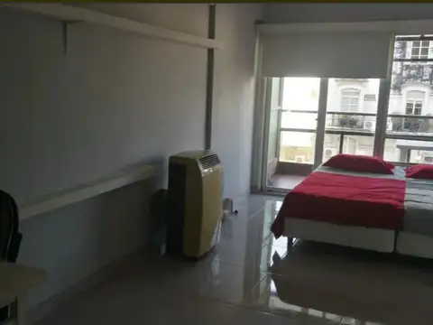 DEPARTAMENTO MONOAMBIENTE SOBRE AV SANTA FE EN PISO ALTO