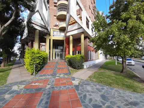 AMPLISIMO LOCAL EN VENTA EN SAN LORENZO BARRIO DEL COMBATE
