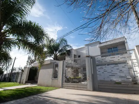 Lujosa casa de dos pisos con pileta y gran parque