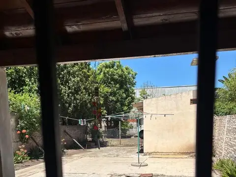 Casa en venta en José Mármol apta a crédito