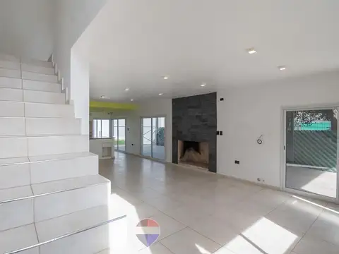 Casa en Venta con 2 cocheras