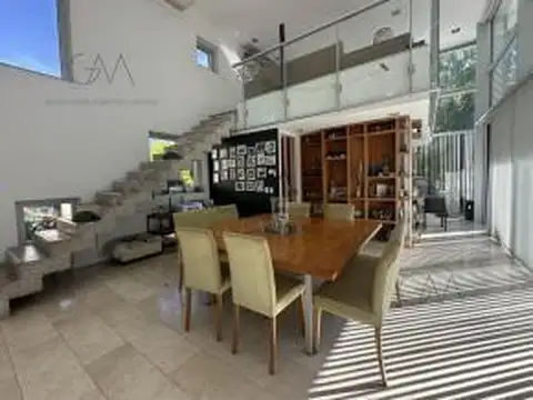 Casa en Alquiler con 1 cochera