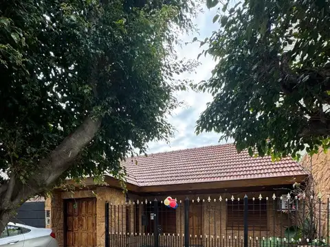 Venta Chalet 4 Ambientes con Jardín en Banfield.