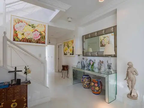 Casa 7 ambientes con 4 baños