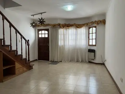 Depto Tipo Casa en Alquiler de 4 ambientes