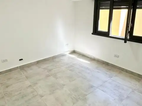 CHALET PH AL FRENTE DE 4 AMBIENTES CON PATIO