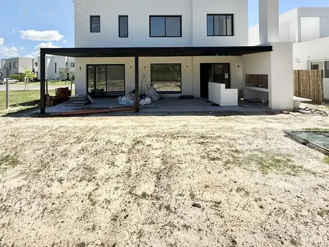 Casa 6 ambientes con 4 baños