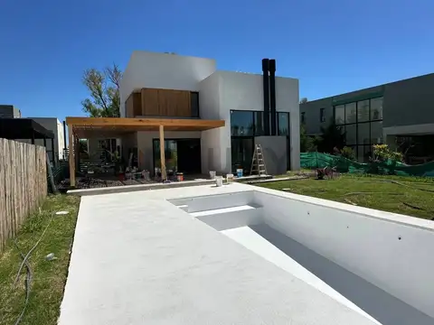 Venta ESPECTACULAR Casa Lagoon Pilar. Moderna con 3 dormitorios jardin y pileta. De calidad premium