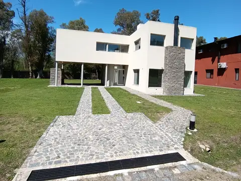 ¡oportunidad! Casa Moderna Con Gran Lote La Arbolada