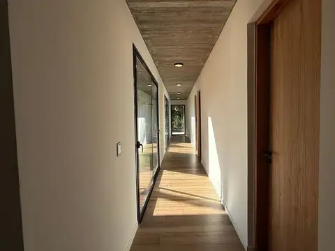 Casa 4 ambientes con 2 baños