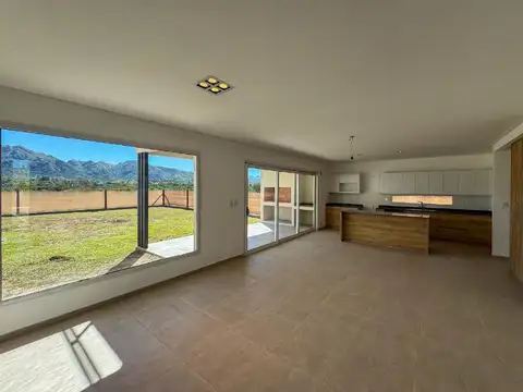 Casa 6 ambientes con 2 baños