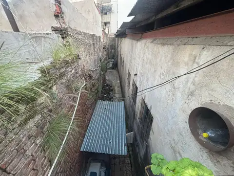 VENDE CASA A RECICLAR CON LOCAL COCHERA Y  GALPON CABALLITO PARQUE CENTENARIO