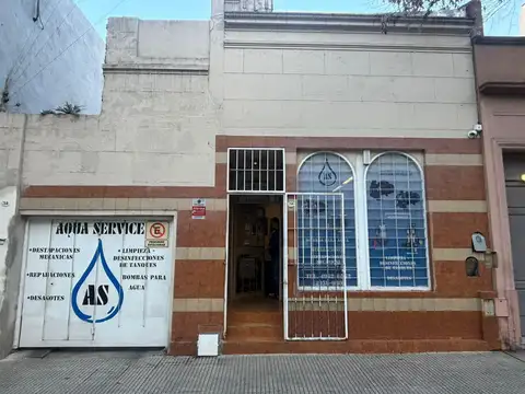 VENDE CASA A RECICLAR CON LOCAL COCHERA Y  GALPON CABALLITO PARQUE CENTENARIO