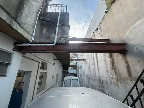 VENDE CASA A RECICLAR CON LOCAL COCHERA Y  GALPON CABALLITO PARQUE CENTENARIO