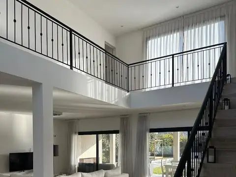 Casa en Venta con 6 cocheras