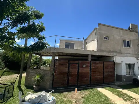 Casa de 2 dormitorios y 2 departamentos monoambientes a terminar.