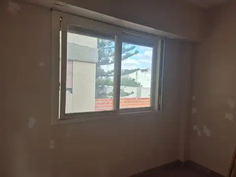Dpto 3 amb frente en venta 2do piso x escal. Lanús