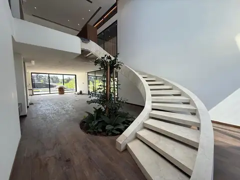 Casa 6 ambientes con 7 baños