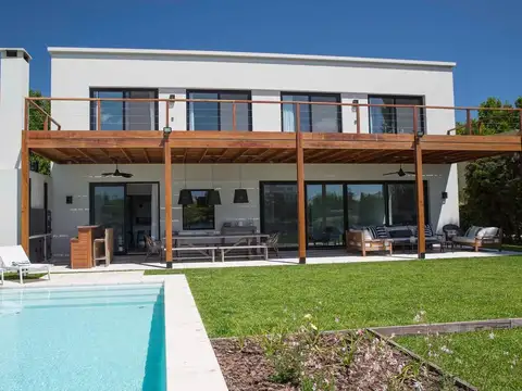 Laguna del Sol. Casa sobre la laguna en alquiler temporario.