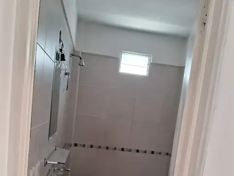 Excelente departamento de 3 ambientes y medio en centro de Ballester