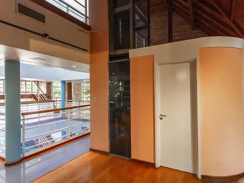 Casa en Venta con 6 cocheras