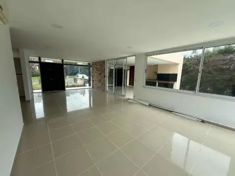 Casa 5 ambientes con 4 baños