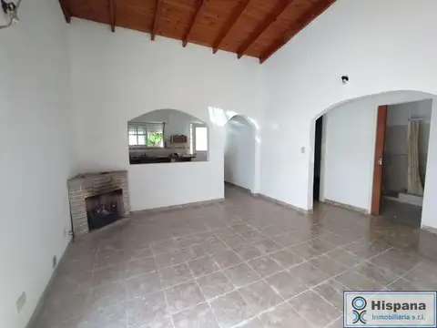 Casa en venta sobre la calle Las Acacias, en el Barrio La Lonja, Pilar. RETASADA