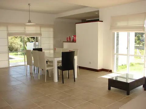 Casa 6 ambientes con 4 baños