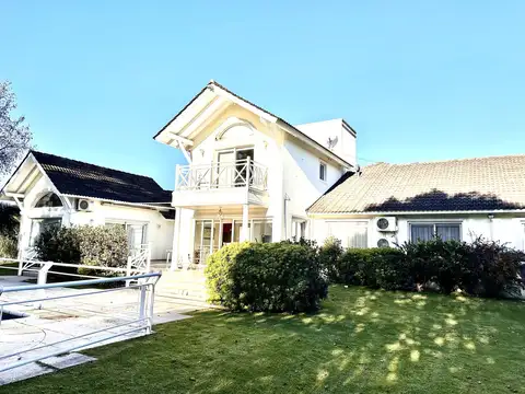Venta casa en country San Diego 6 ambientes, pileta, quincho, 2 cocheras Moreno