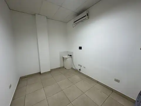 Oficina 23 ambientes con 6 baños