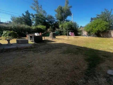 VENTA CASA 3 AMBIENTES C/ AMPLIO JARDÍN - BUENA UBICACIÓN - APTO CREDITO Y PERMUTA - SIN EXPENSAS  