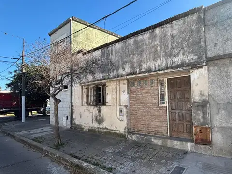 Casa de Dos Dormitorios con Patio y Terraza a Reciclar