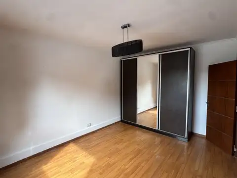 Casa en Alquiler con 4 cocheras