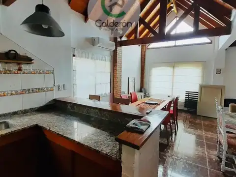 Casa en Alquiler con 3 cocheras