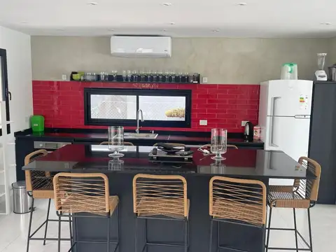 Casa en Alquiler con 2 cocheras