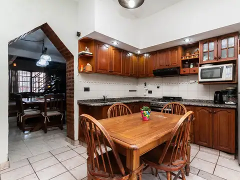 VENTA CASA 3 AMBIENTES JARDIN Y COCHERA LANUS
