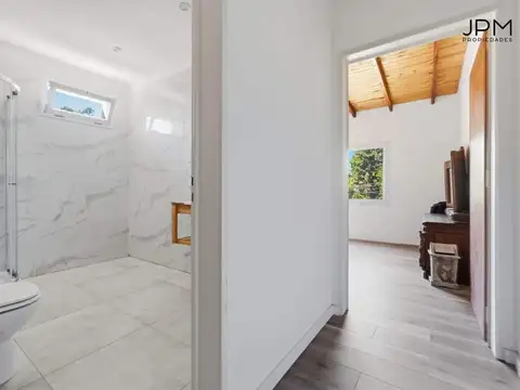 Casa 8 ambientes con 4 baños