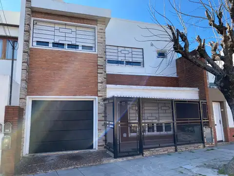 CASA EN VENTA DE 5 AMB .